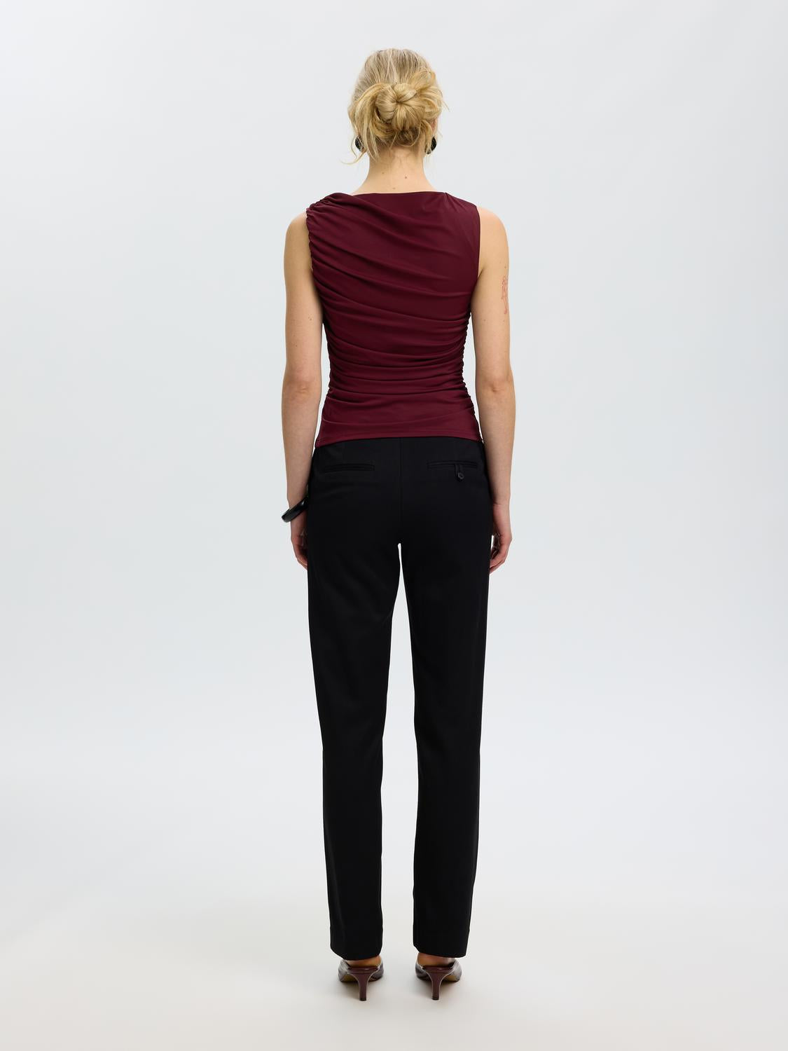 model_shot-back
